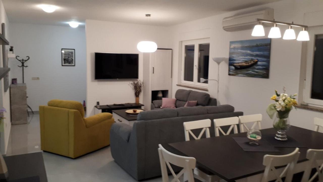 Vila Veronika 2 Pula Luaran gambar